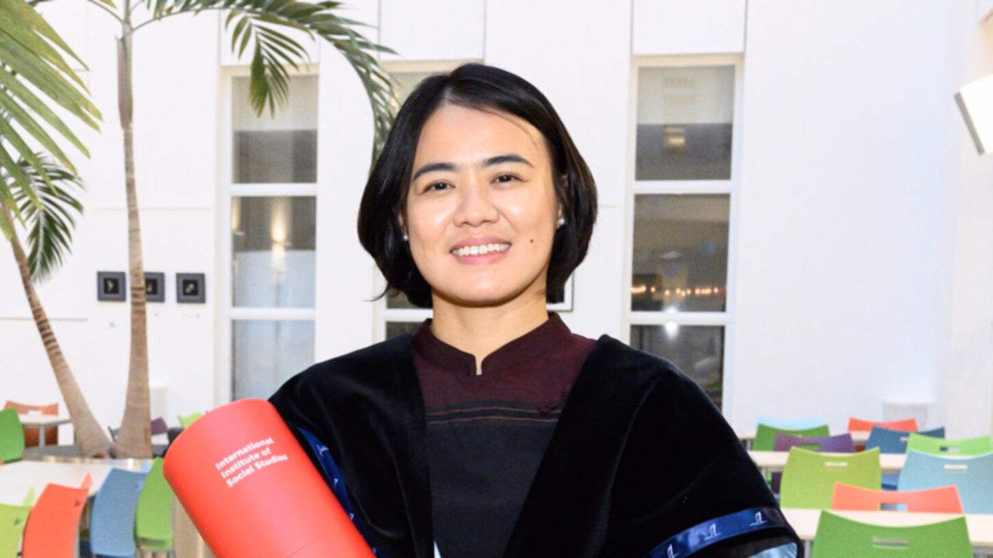 Doi Ra with her certificate after defending her PhD