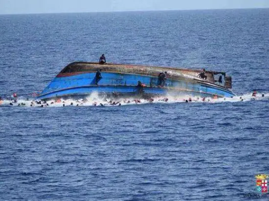 Boat with refugees capsizing Libia